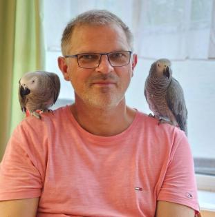 2 Graupapageien männlich 4 weiblich 5 Jahre handzahm mit großem Käfig