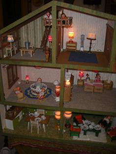 Grosses PUPPENHAUS/ Puppenstube mit Licht/ Strom - HANDARBEIT