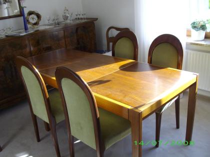 Eßzimmertisch mit 4 Stühlen Nußbaum
