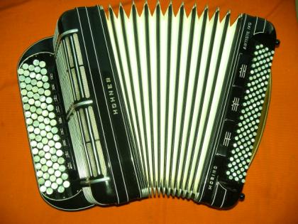 B-Griff Hohner Morino Artiste IV D 4 chörig 3-faches Tremolo bestens gepflegt