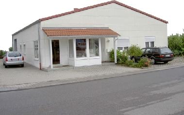 GESCHÄFTSHAUS mit WOHNUNG Bj. 1997 zu Verkaufen. 300. 000 EUR