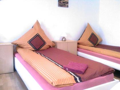 Zimmer zu vermieten ab 10 Euro pro Person u. Nacht Tel. 0151 15662588 Raum Frankfu