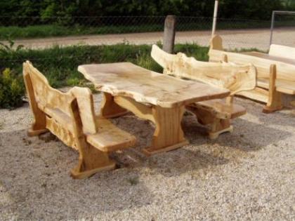 Rustikale Tische Stühle Bänke aus Massivholz