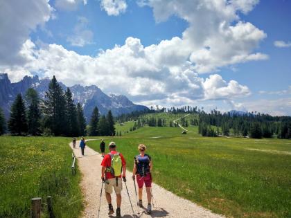 FASTENWANDERN IN SÜDTIROL SÜDTIROLER ALPEN DOLOMITEN ITALIEN