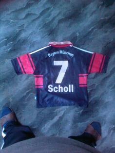 Original signiertes Kindertrikot Bayern/Scholl. Anschauen