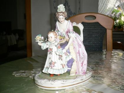 Meißner Figur meistbietend zu verkaufen Mutter mit Kind