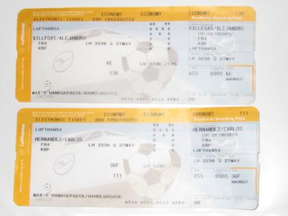 Flugtickets von 2 Weltfußballspielern der WM 2022 in Deutschland zu Verkaufen