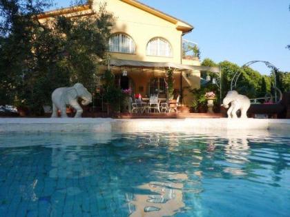 Luxusvilla mit Pool grossem Grundstück und Panoramablick auf das Meer
