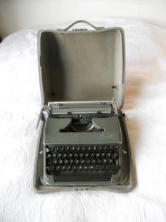 Schreibmaschine Olympia 1955 inkl. Koffer Rarität
