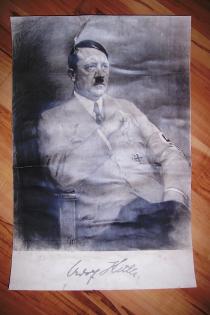 Porträt von Adolf Hitler Dachbodenfund