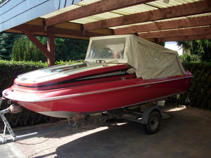 Unterstellmöglichkeit für Sportboot mit Trailer