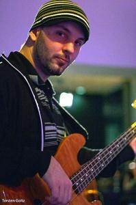 Prof. Studio- und Tourbassist SIDO/NOSLIW gibt Bassunterricht.