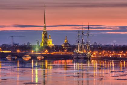 Visit Saint-Petersburg organisieren individuelle und in Gruppenfuerungen