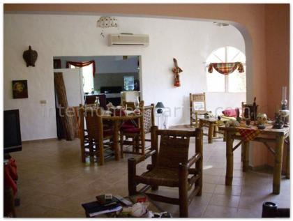 Haus mit 150 m 1 614 sqft Wohnfläche drei Schlafzimmer drei Bäder auf 800 m