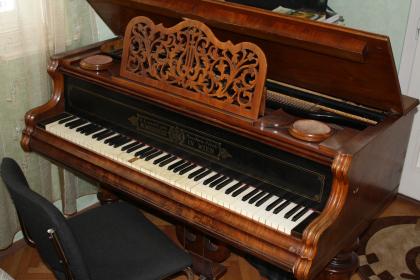 Wiener Klavier mit langem Schwanz - Wessely