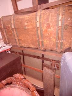 Ältere Requisiten ca 100 Teile / Ölbilder Überseekoffer / Kleinmöbel milit. De