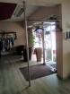Chromfarbige Garderobe mit Ablage mit Wand und Deckenbefestigung
